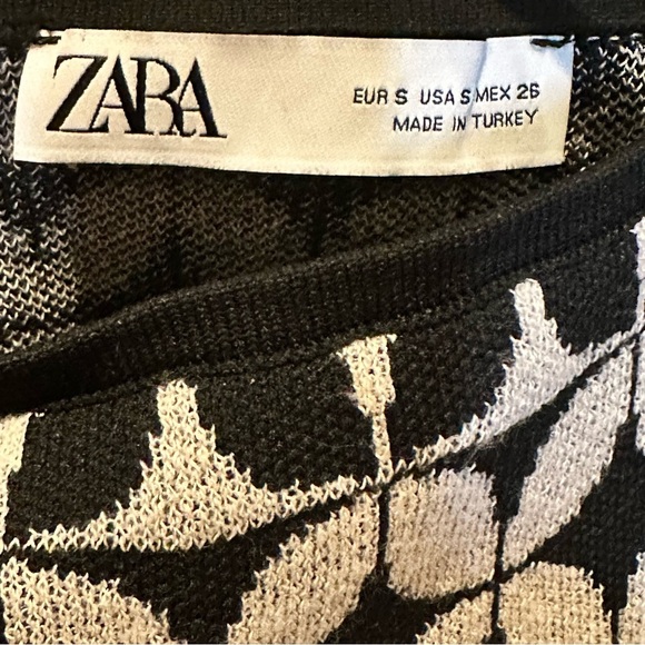 ZARA Geometric Jacquard Knit Black White Crop Top Size Small 1822 048 064 - Picture 7 of 8